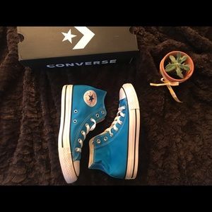 NEW Classic High-Top Converse Chucks - Size 7